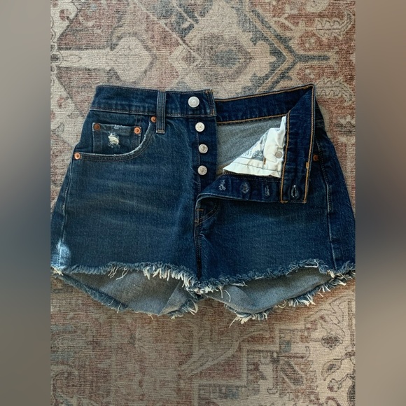 Levi’s Raw Hem/Distressed Women’s Jean Shorts - Picture 3 of 8